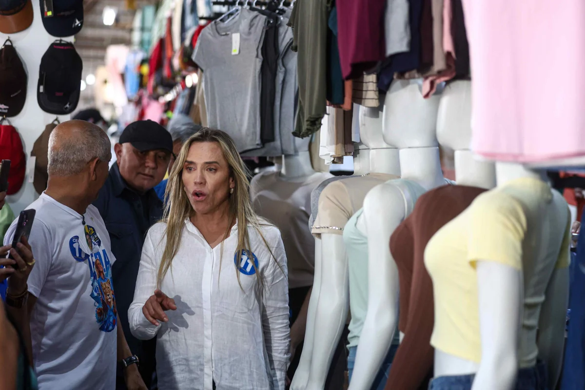 Candidata ao Governo do Distrito Federal, Celina Leão PP cumprimenta apoiadores na Feira de Confeccao de Planaltina metropoles 4