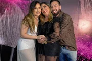 Djidja Cardoso posa abraçada com a mãe e o irmão