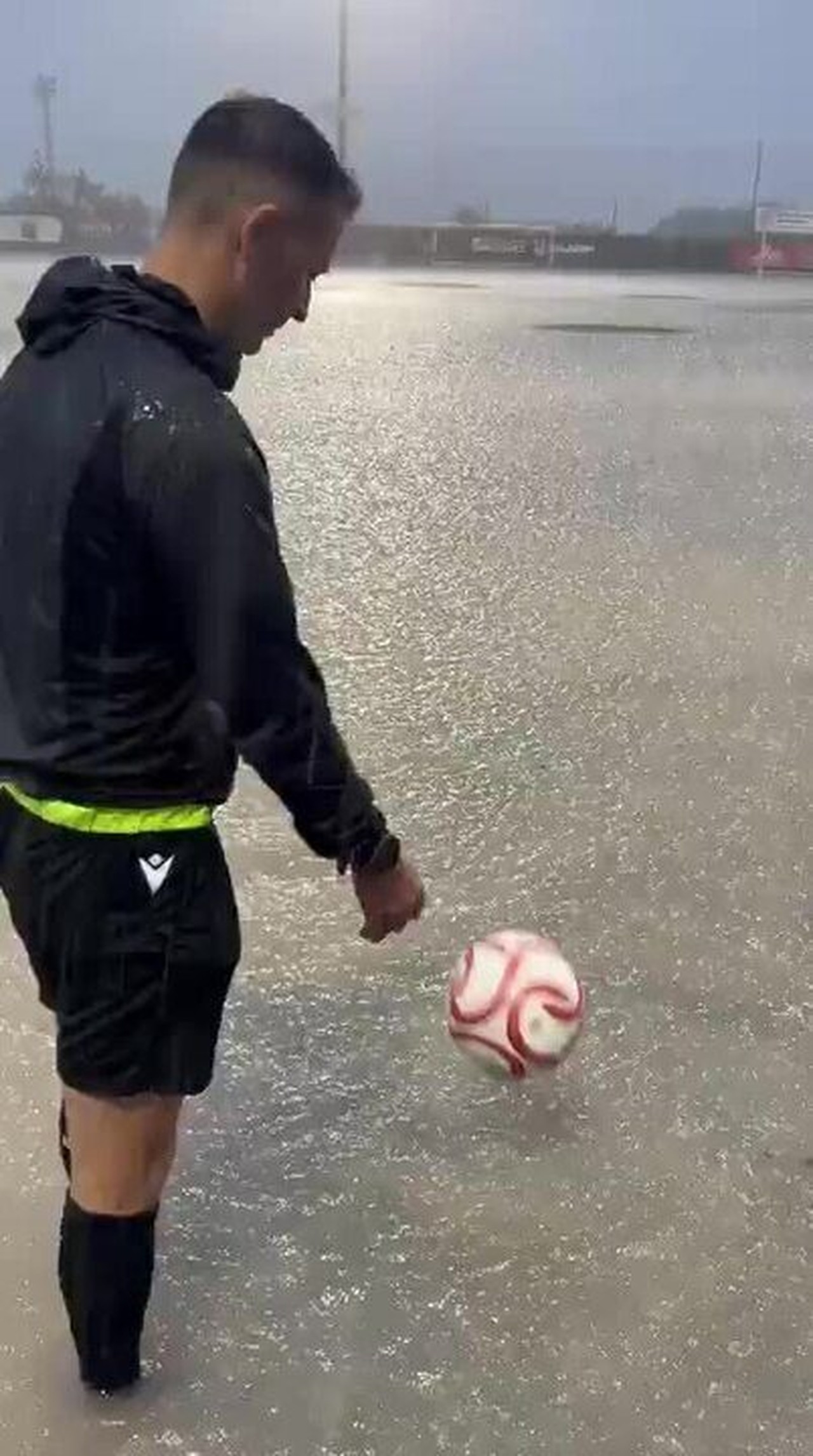 Árbitro viraliza ao fazer teste com a bola em campo alagado; veja o vídeo