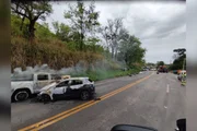 Batida na MG-050 envolveu duas caminhonetes e dois carros