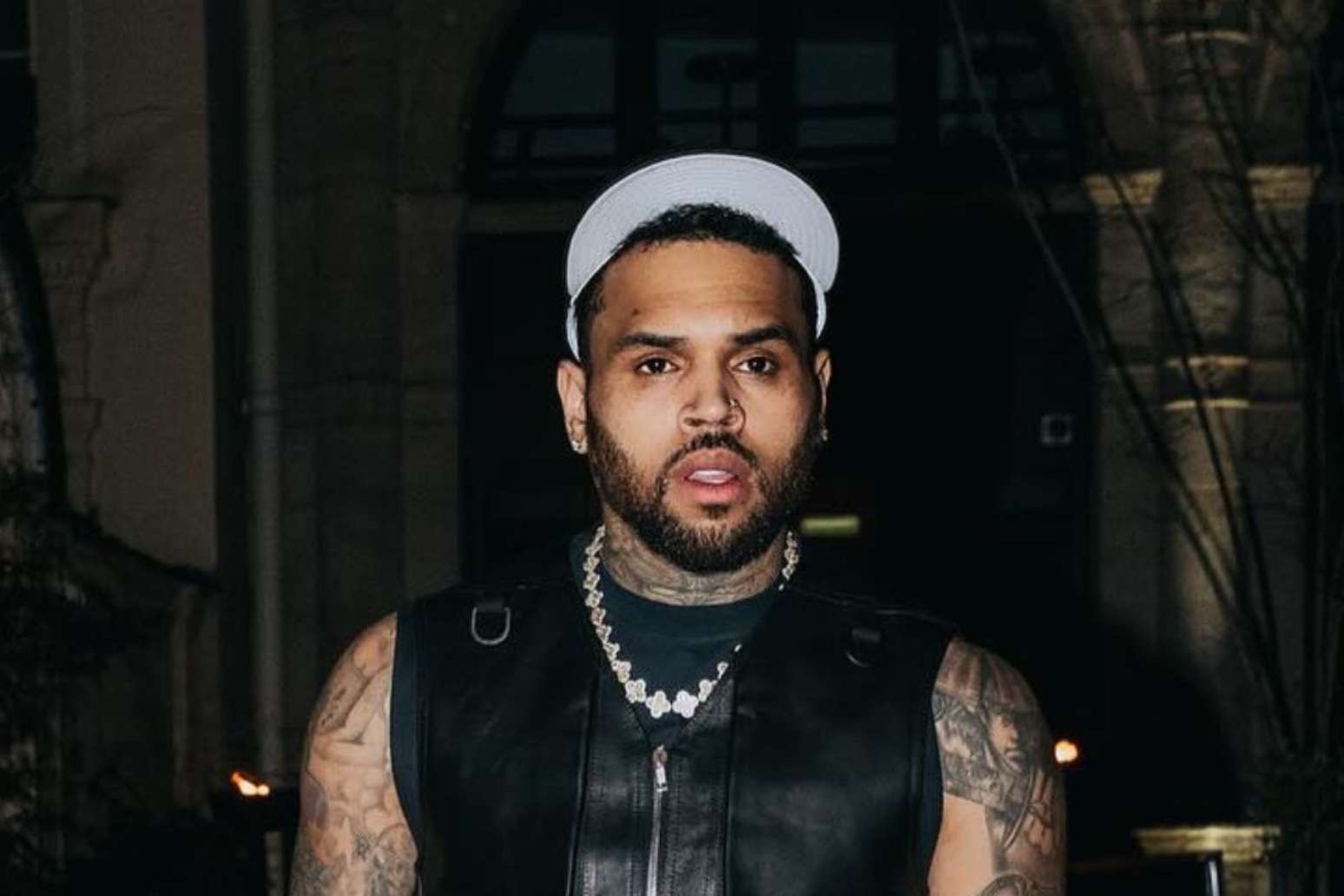 Chris Brown posa para foto