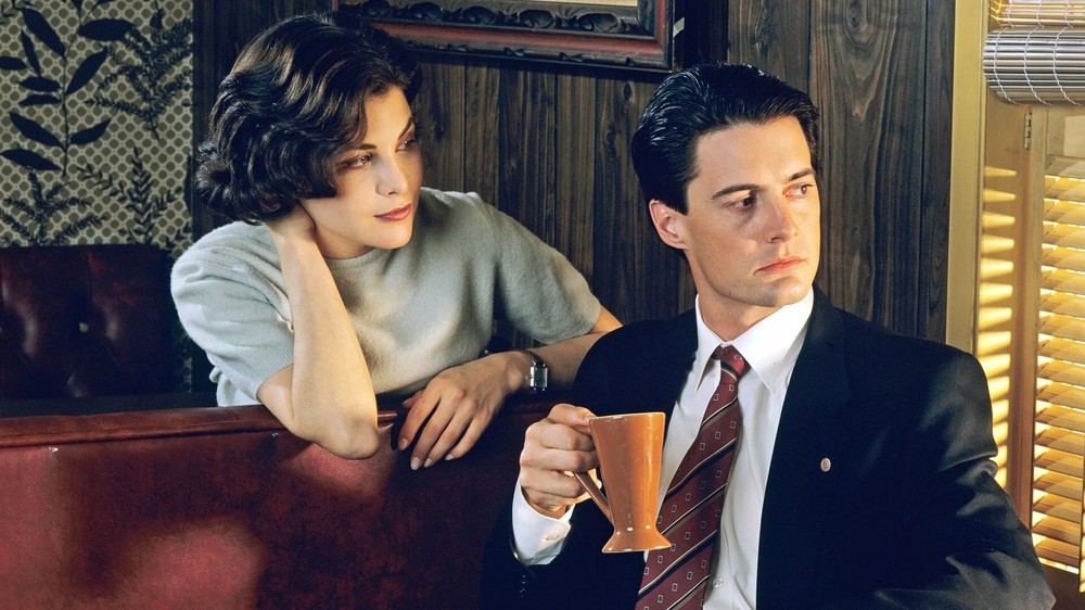 O agente do FBI Dale Cooper é encarrado de investigar um misterioso assassinato na cidade de Twin Peaks — Foto: Reprodução/The Movie Database