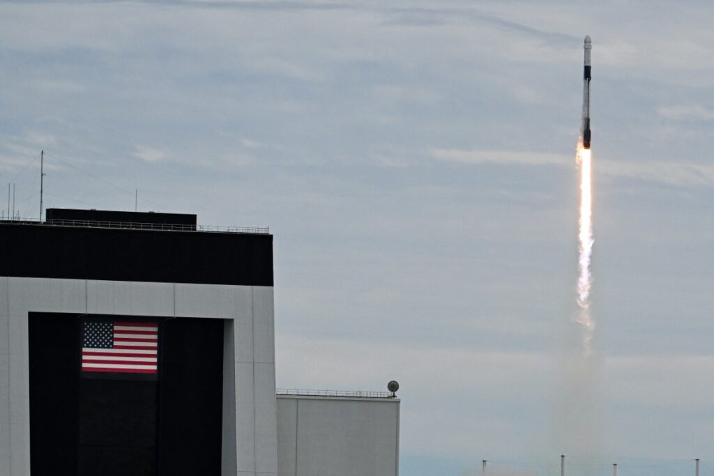 Quatro membros da tripulação atracam na Estação Espacial Internacional