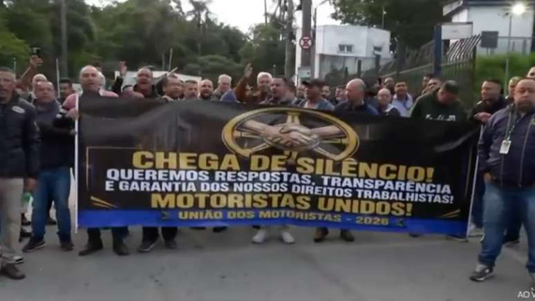 Motoristas de ônibus fazem greve e mais de 200 mil passageiros são afetados em SP