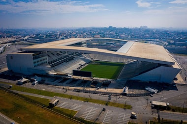 Corinthians suspende pagamentos à Caixa e estuda ceder naming rights por 15 anos