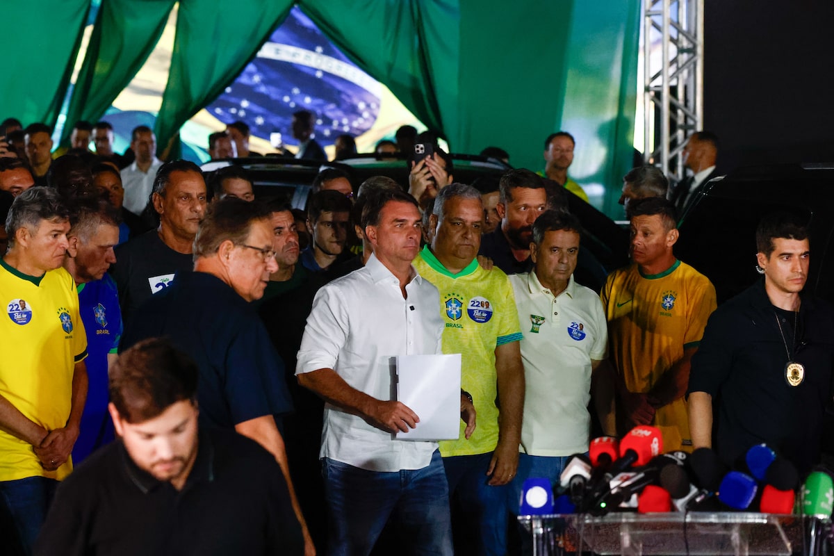 Flávio Bolsonaro saiu do Brasil? Entenda suspeita de fuga