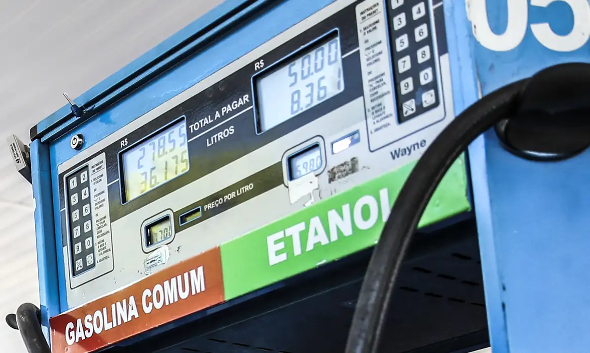 Governo amplia desoneração da gasolina e prorroga etanol para conter alta de combustíveis