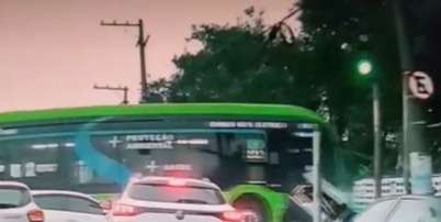 Ônibus elétrico desgovernado atinge ao menos seis veículos no Jabaquara, em São Paulo Foto: Reprodução / Portal DJA via Instagram