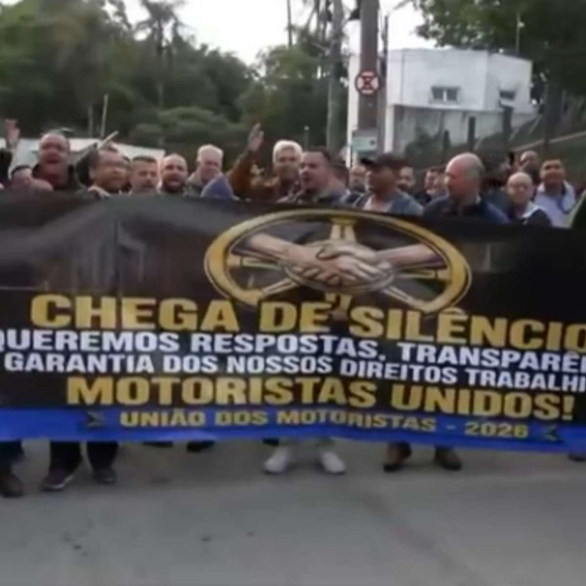 Motoristas de ônibus fazem greve e mais de 200 mil passageiros são afetados em SP