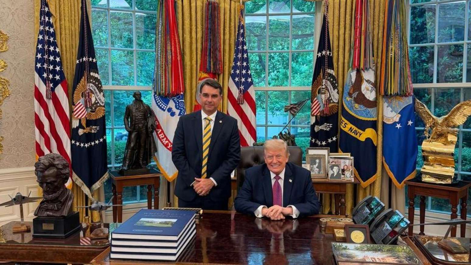 Fl&aacute;vio Bolsonaro tem maior proximidade com Donald Trump