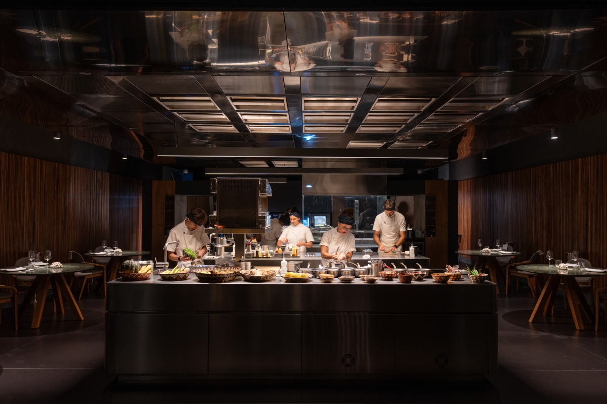 Foto colorida da cozinha do restaurante Tuju - Metrópoles