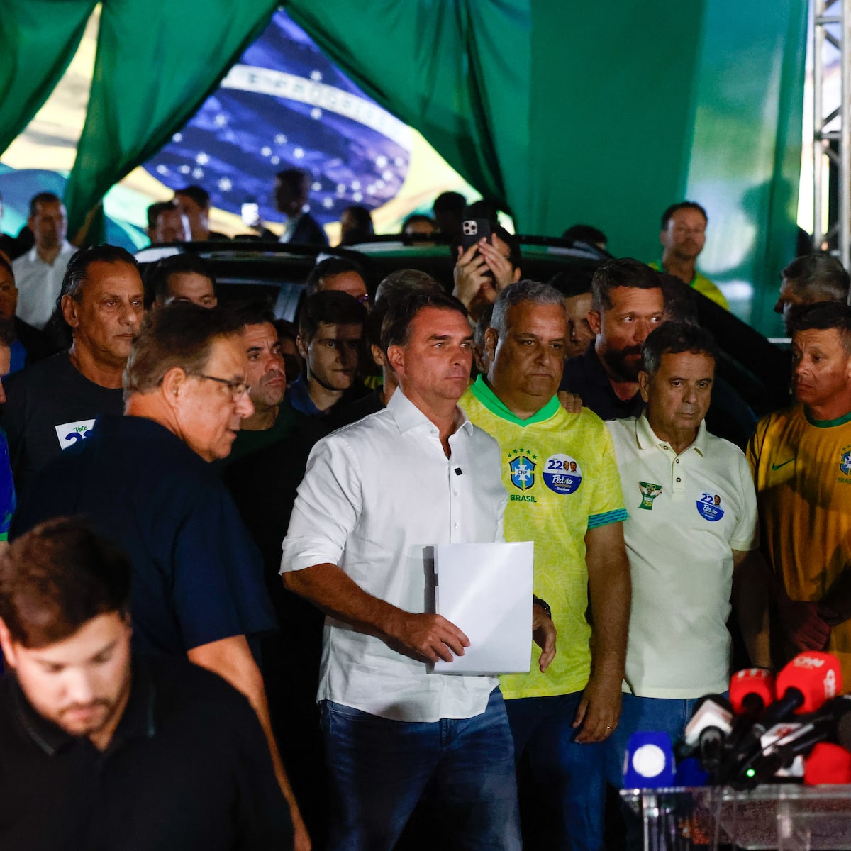 Flávio Bolsonaro saiu do Brasil? Entenda suspeita de fuga