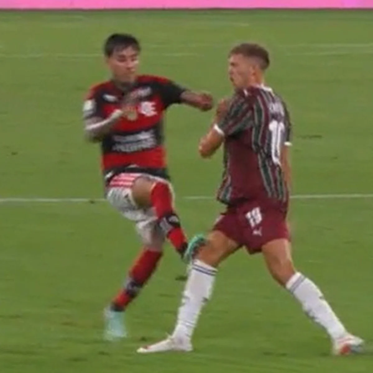 Pulgar é denunciado no STJD por lance em Castillo, do Fluminense