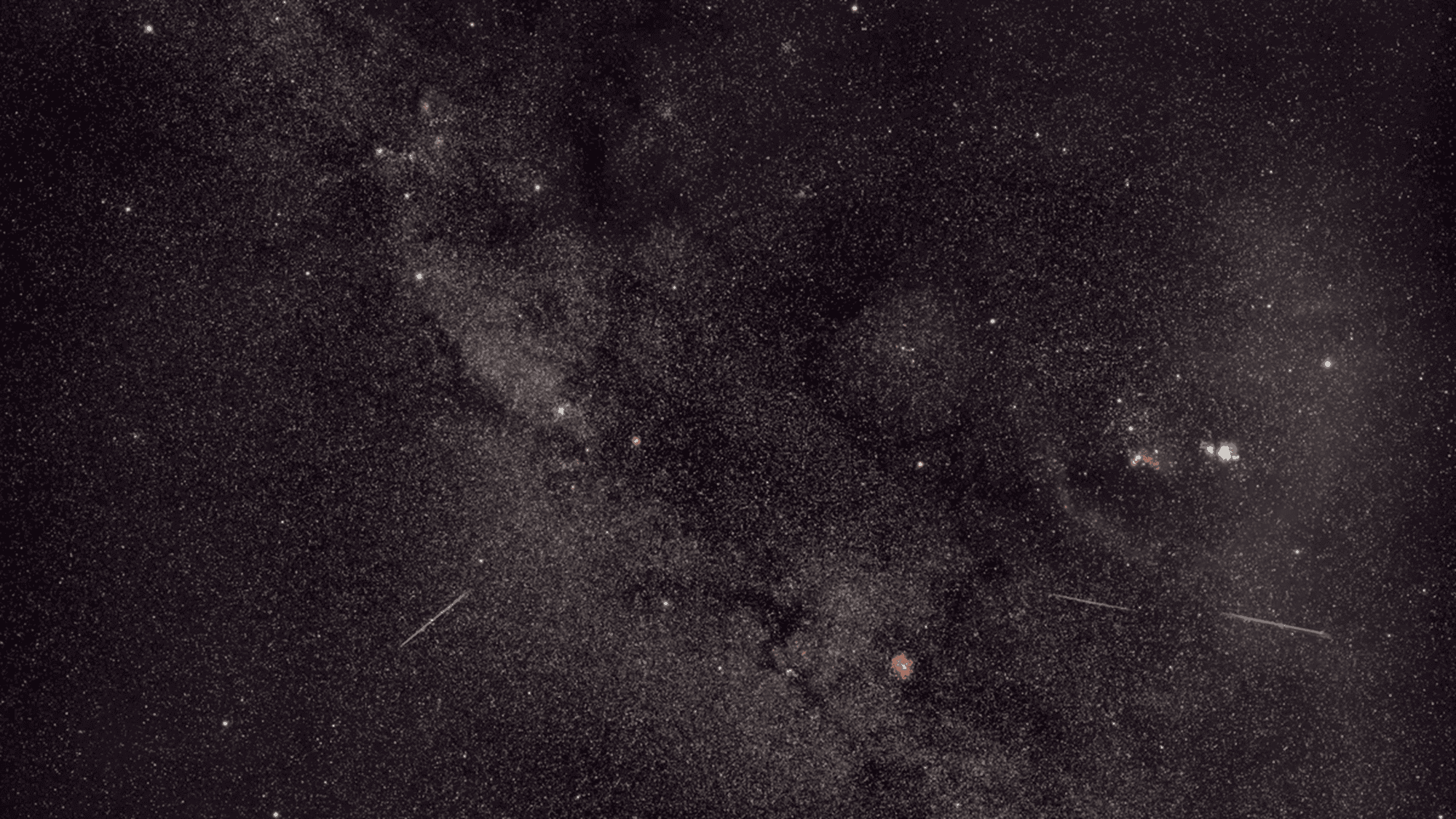 Foto impressionante registra meteoros do cometa Halley cruzando céu estrelado