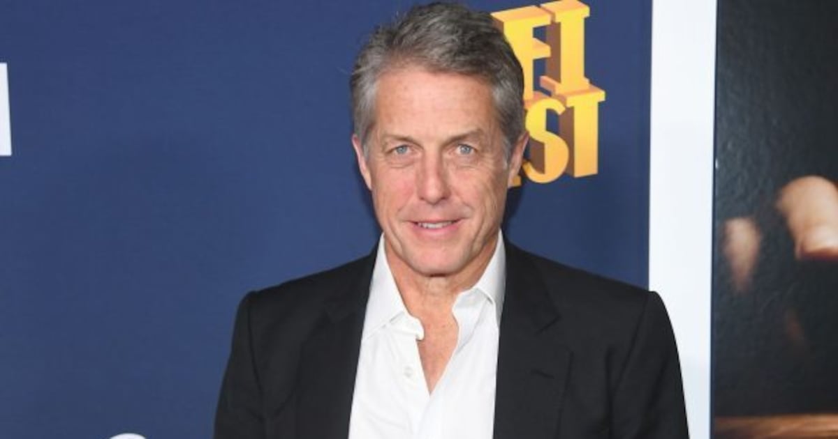 Hugh Grant recusou US$ 750 mil por episódio para substituir Charlie Sheen em “Two and a Half Men”, revela Chuck Lorre