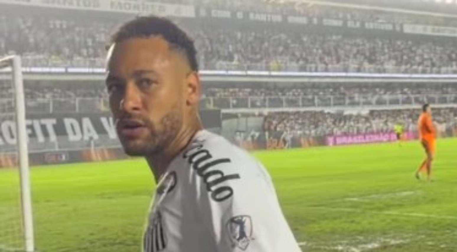 Neymar foi expulso ap&oacute;s discuss&atilde;o com Rodrigo Nestor, do Bahia.