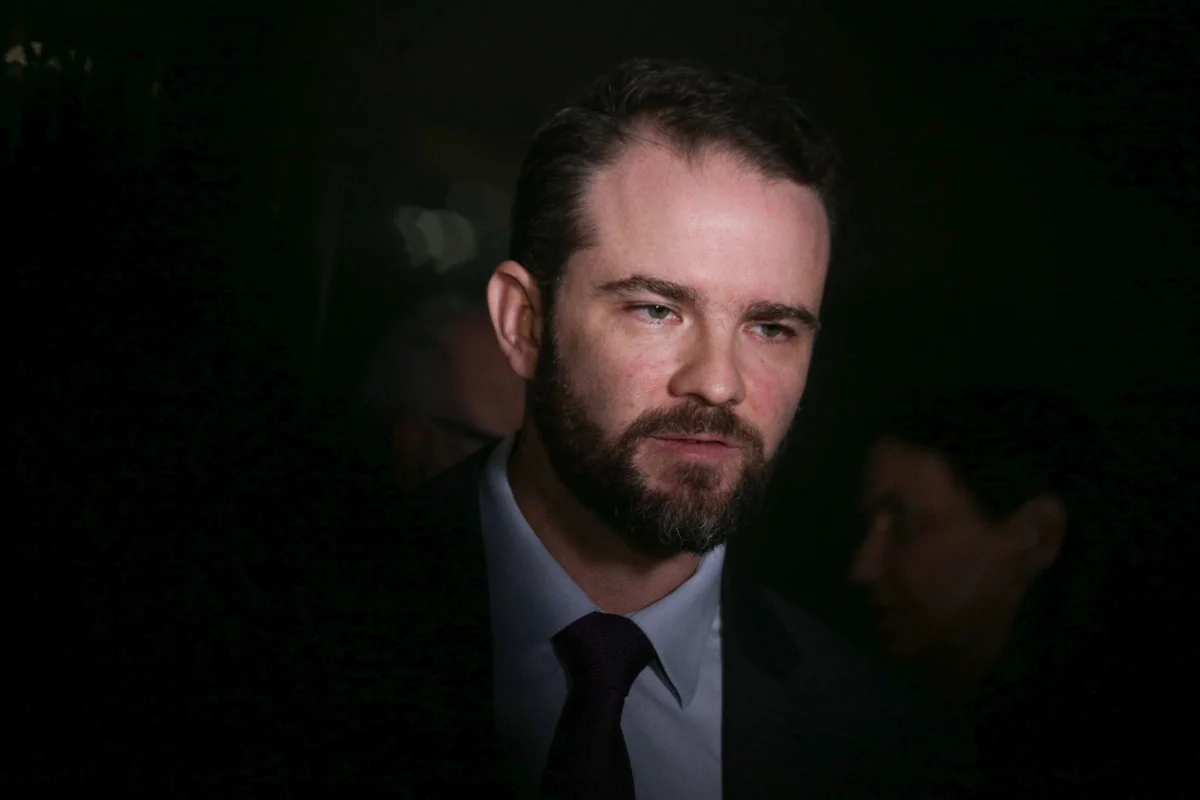 Ministro da Fazenda, Dario Durigan tentou barrar o avanço de projetos de alto impacto fiscal e admitiu recorrer ao STF contra medidas que, segundo o governo, desrespeitem a Lei de Responsabilidade Fiscal