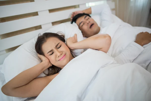 Dormir separados não acaba com o sexo, mas exige intimidade planejada