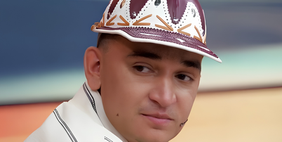 João Gomes puxou coro contra Bolsonaro em 2022, pediu desculpas e agora é cobrado por silêncio sobre Flávio; esposa do pernambucano revela trauma: 'Toma antidepressivos fortes'. Foto: Divulgação/TV Globo / Purepeople