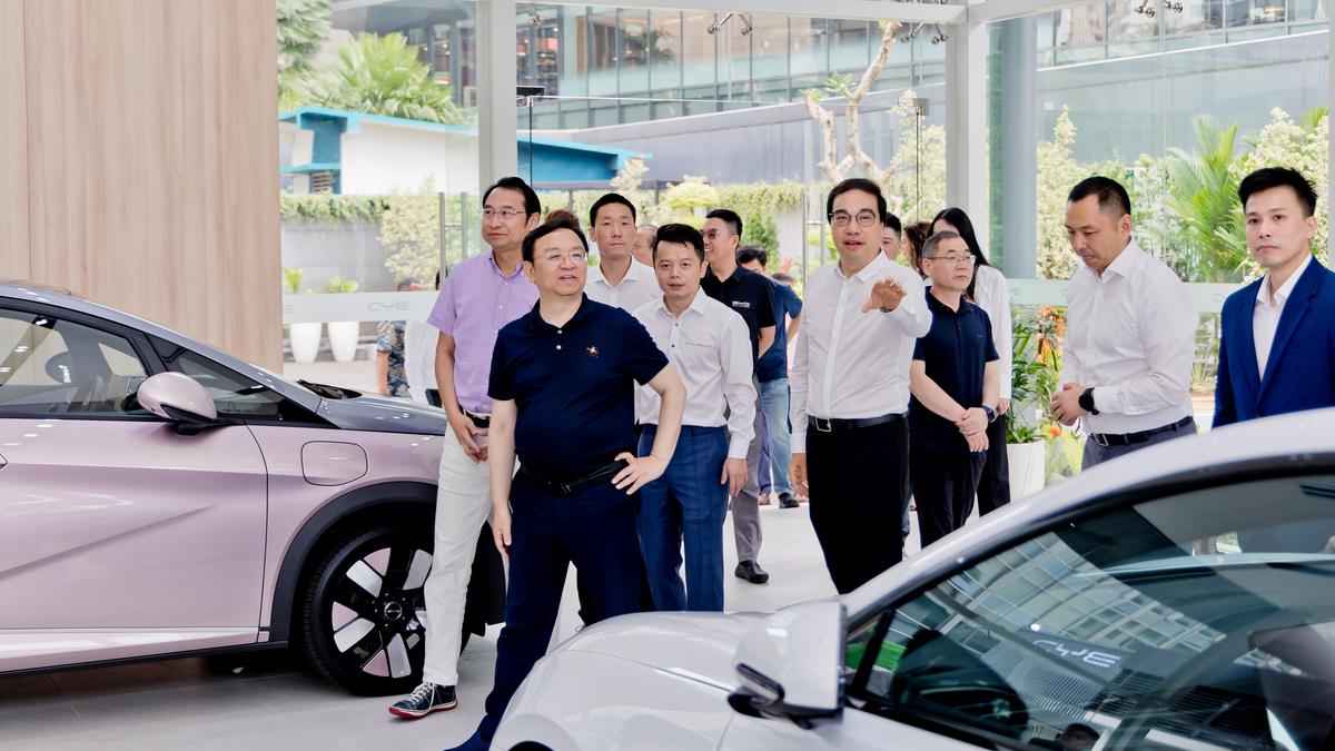 Órfãos e órfãs pobres tornam-se rei de carros elétricos com patrimônio de R$ 431 trilhões