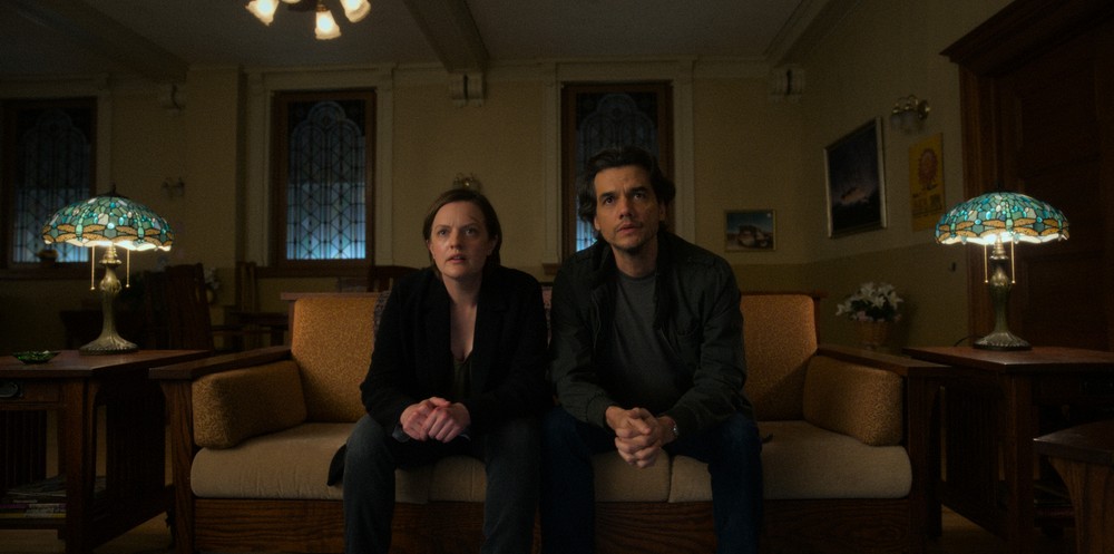 Wagner Moura ao lado de Elisabeth Moss na série Iluminadas, produção de suspense e ficção científica da Apple TV — Foto: Divulgação/Apple TV