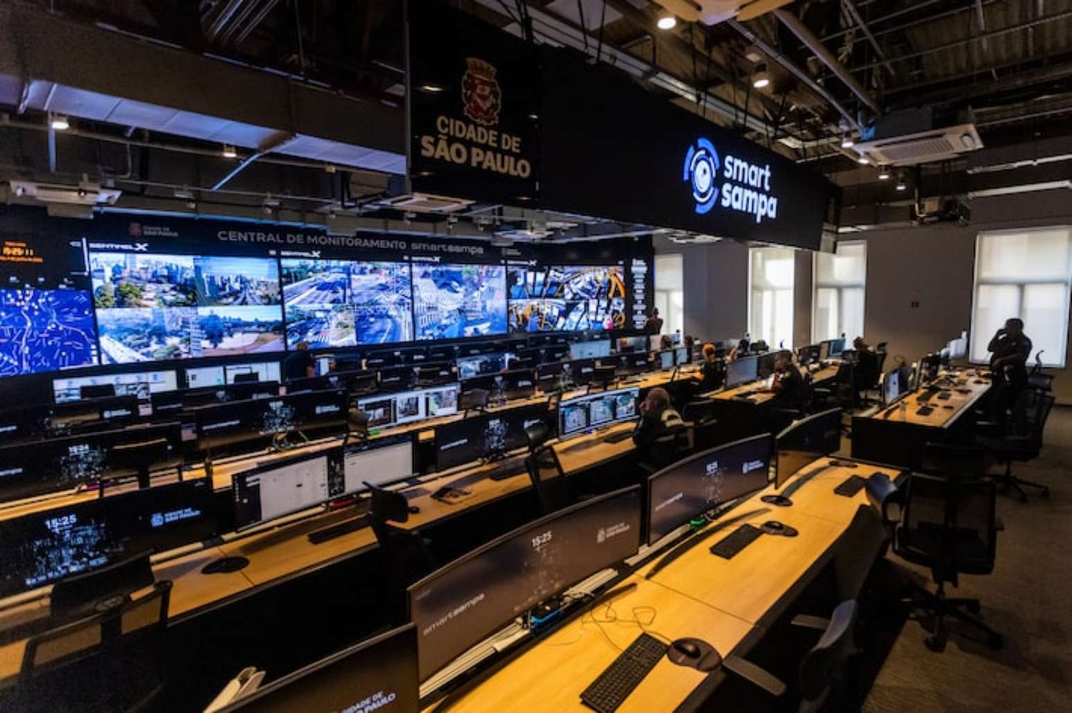 Sala de comando do Smart Sampa, que re&uacute;ne imagens captadas e gravadas por milhares de c&acirc;meras espalhadas pela cidade.