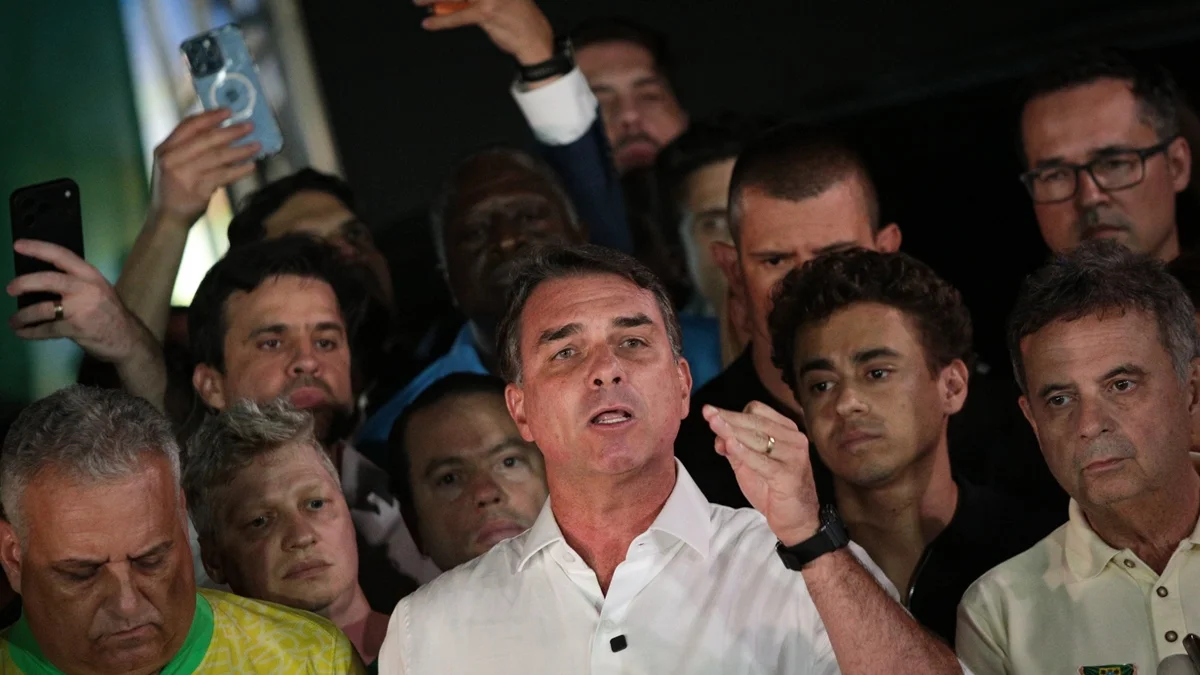 PL faz reunião de emergência após fuga de Flávio Bolsonaro para os EUA